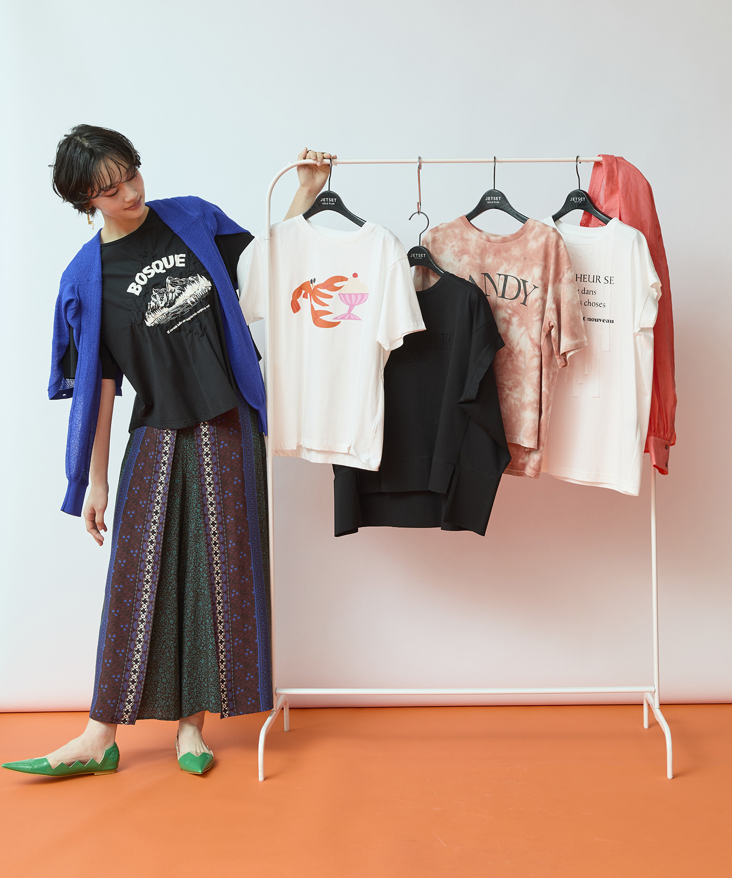 ラックに並ぶ商品とモデル着用イメージ