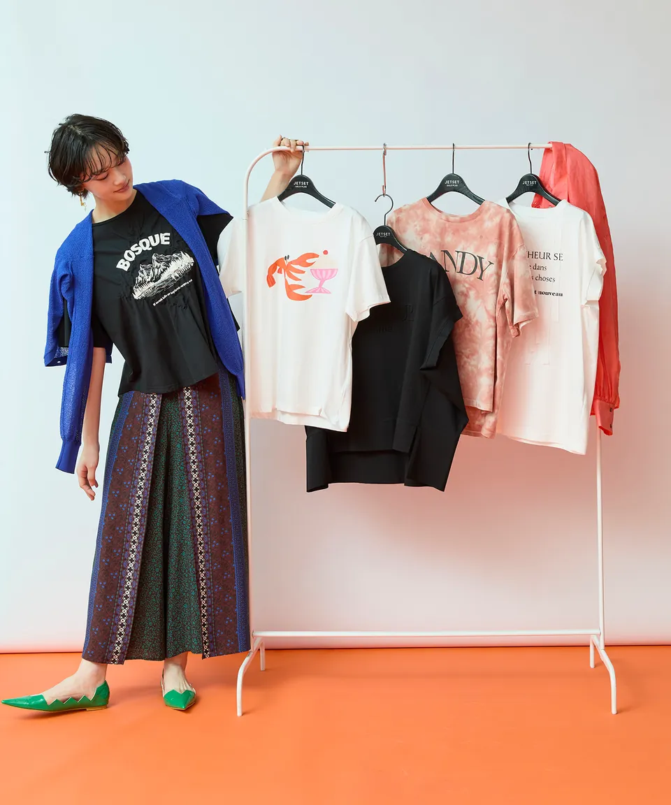 ラックに並ぶ商品とモデル着用イメージ
